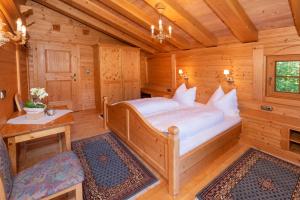 ein Schlafzimmer mit einem Bett in einer Holzhütte in der Unterkunft Ferienhaus Schafstall in Alpbach