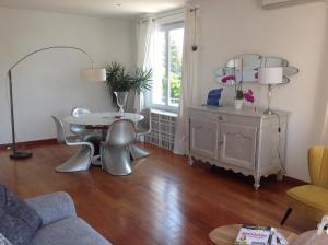 ein Wohnzimmer mit einem Tisch und einem Stuhl in der Unterkunft Suite sur la mer Marseille Corniche in Marseille