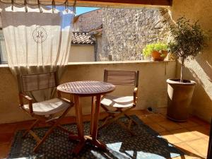 ラ・ロック・ダンテロンにあるB&B Villa des Musesのポーチ(テーブル、椅子2脚付)