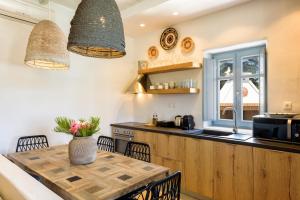 a kitchen and dining room with a table and chairs at Villa Vanta in Drios