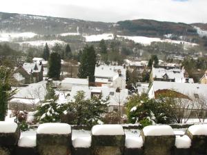 una ciudad cubierta de nieve con casas en Beinn Bhracaigh, en Pitlochry