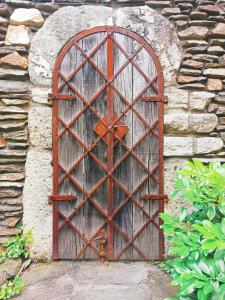 an old wooden door in a stone wall at Penzion Kutna in Kutná Hora