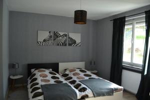 1 dormitorio con 1 cama y 2 cebras en la pared en bed en breakfast Floris, en Wallenborn