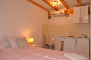 Postel nebo postele na pokoji v ubytování Apartments Lucic