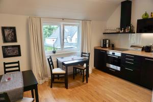 a kitchen with a table and chairs and a window at Privatzimmer Schönfelder in Düsseldorf