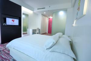 Postel nebo postele na pokoji v ubytování Pegasus Hotel Shah Alam