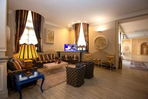 A seating area at Hotel Villa Malpensa