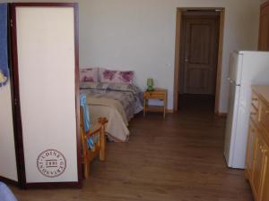 ein kleines Schlafzimmer mit einem Bett und einem Spiegel in der Unterkunft Agape in Caprino Veronese