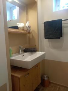 TV a/nebo společenská místnost v ubytování Zillertal Apartment mit Traumausblick - Haus Kirchler + 37 fotografií