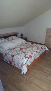 Un pat sau paturi într-o cameră la Apartment Inter Vivos