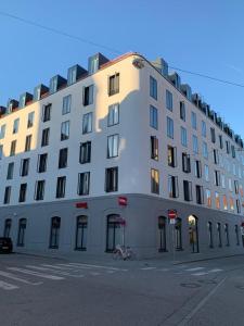 um grande edifício branco na esquina de uma rua em Ferienwohnungen Wolke em Regensburg