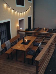 een eetkamer met houten tafels, banken en verlichting bij Gasthof Zum Grünen Specht in Oberzeiring