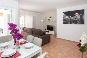 ein Wohnzimmer mit einem Tisch und einem Sofa in der Unterkunft Casa Esther by Best Holidays Fuerteventura in Corralejo