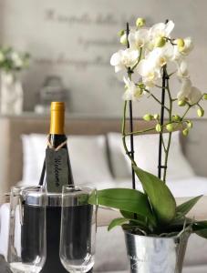 une bouteille de vin et deux verres sur une table dans l'établissement Picinque B, à Côme