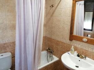 Koupelna v ubytování Apartamentos Turísticos Villa y Corte + 52 fotografií