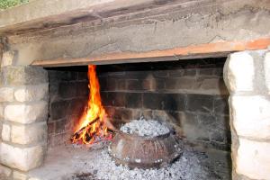 una olla sobre un fuego en un horno de ladrillo en Apartmens Adriana, en Novi Vinodolski