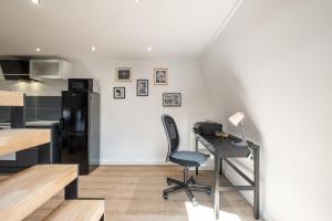 biuro z biurkiem i krzesłem w kuchni w obiekcie Magnifique Loft , Proche Métro Lille w mieście Croix