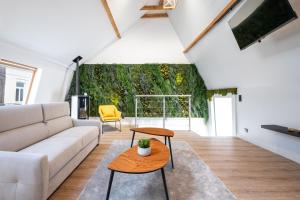 a living room with a couch and a table at Magnifique Loft , Proche Métro Lille in Croix