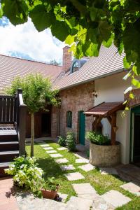 uma casa de tijolos com um caminho que leva ao jardim da frente em Exklusives Landhaus em Šatov
