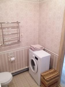 レウトフにあるNovokosino 1のバスルーム(洗濯機、トイレ付)