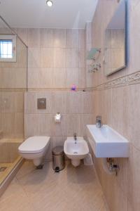 een badkamer met een toilet en een wastafel bij Central Beach GUEST ROOMS in Boergas