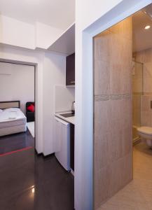 een badkamer met een douche en een toilet in een kamer bij Central Beach GUEST ROOMS in Boergas