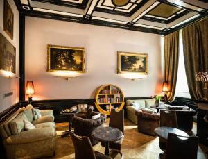 - un salon avec des canapés et des chaises dans l'établissement La Maison du Sage, à Florence