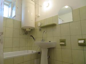 A bathroom at Csányi vendégház