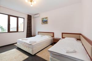 ブルガスにあるCentral Beach GUEST ROOMSの窓が2つある部屋にベッドが2つある