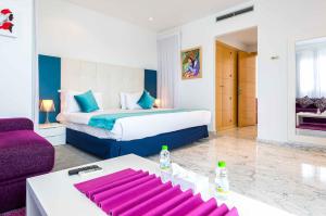 Rúm í herbergi á Hotel Farah Tanger