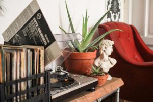 une table avec un tourne-disque et des plantes dans l'établissement Coliving Trastevere, à Rome 25 autres photos