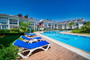 Swimming pool sa o malapit sa Legend Apartments