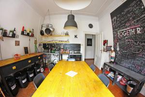 une salle à manger avec une table en bois et un tableau noir dans l'établissement Coliving Trastevere, à Rome