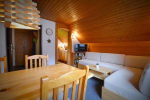 sala de estar con sofá y mesa en Apartma Židan, en Kranjska Gora