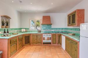 A kitchen or kitchenette at Villa Es Ratolí