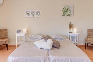 A bed or beds in a room at Villa Es Ratolí