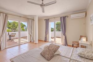 A bed or beds in a room at Villa Es Ratolí