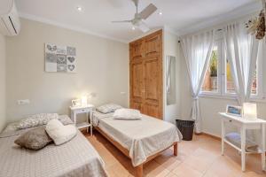 A bed or beds in a room at Villa Es Ratolí
