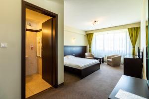 Un pat sau paturi într-o cameră la Hotel Restaurant Alesia