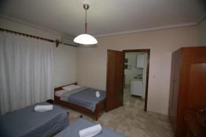 Postel nebo postele na pokoji v ubytování Giotis apartments