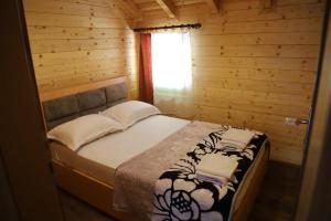 Un pat sau paturi într-o cameră la Bujtina Malaj