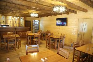 Un restaurante u otro lugar para comer en Bujtina Malaj
