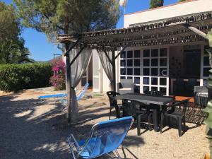 a patio with a table and chairs in front of a building at Villa Sterlizia in Lacona