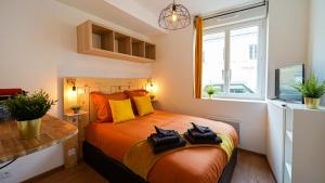 Un dormitorio con una cama con dos zapatos negros. en Cosy Apparts Brive, en Brive-la-Gaillarde