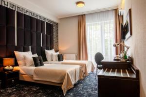 Łóżko lub łóżka w pokoju w obiekcie Hotel Luxor