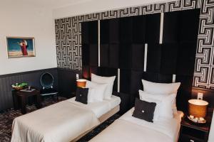 Łóżko lub łóżka w pokoju w obiekcie Hotel Luxor