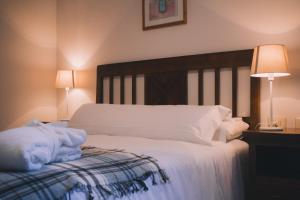 
a hotel room with two beds and a lamp at Balneario de Manzanera El Paraíso in Manzanera
