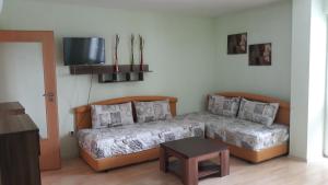 sala de estar con cama y TV en BLOCK 531 ApartHouse BLOCK 533, en Sofía