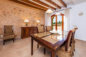 een eetkamer met een houten tafel en stoelen bij Sa Pleta in Manacor
