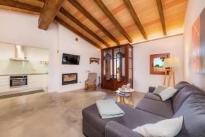 een woonkamer met een bank en een tafel bij Sa Pleta in Manacor